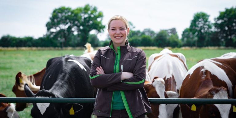 Tierzüchterin vor Rinderherde in der Landwirtschaft